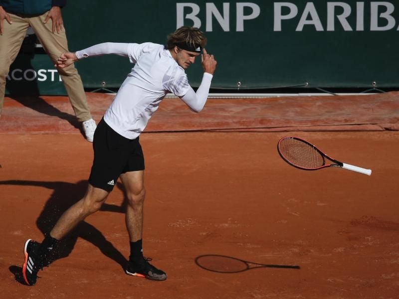 Alexander Zverev ist bei den French Open gegen den Italiener Jannik Sinner ausgeschieden. Foto: Christophe Ena/AP/dpa