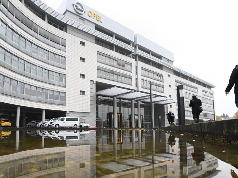 Mitarbeiter vor der Opel-Zentrale in Rüsselsheim. Foto: Arne Dedert/Archiv