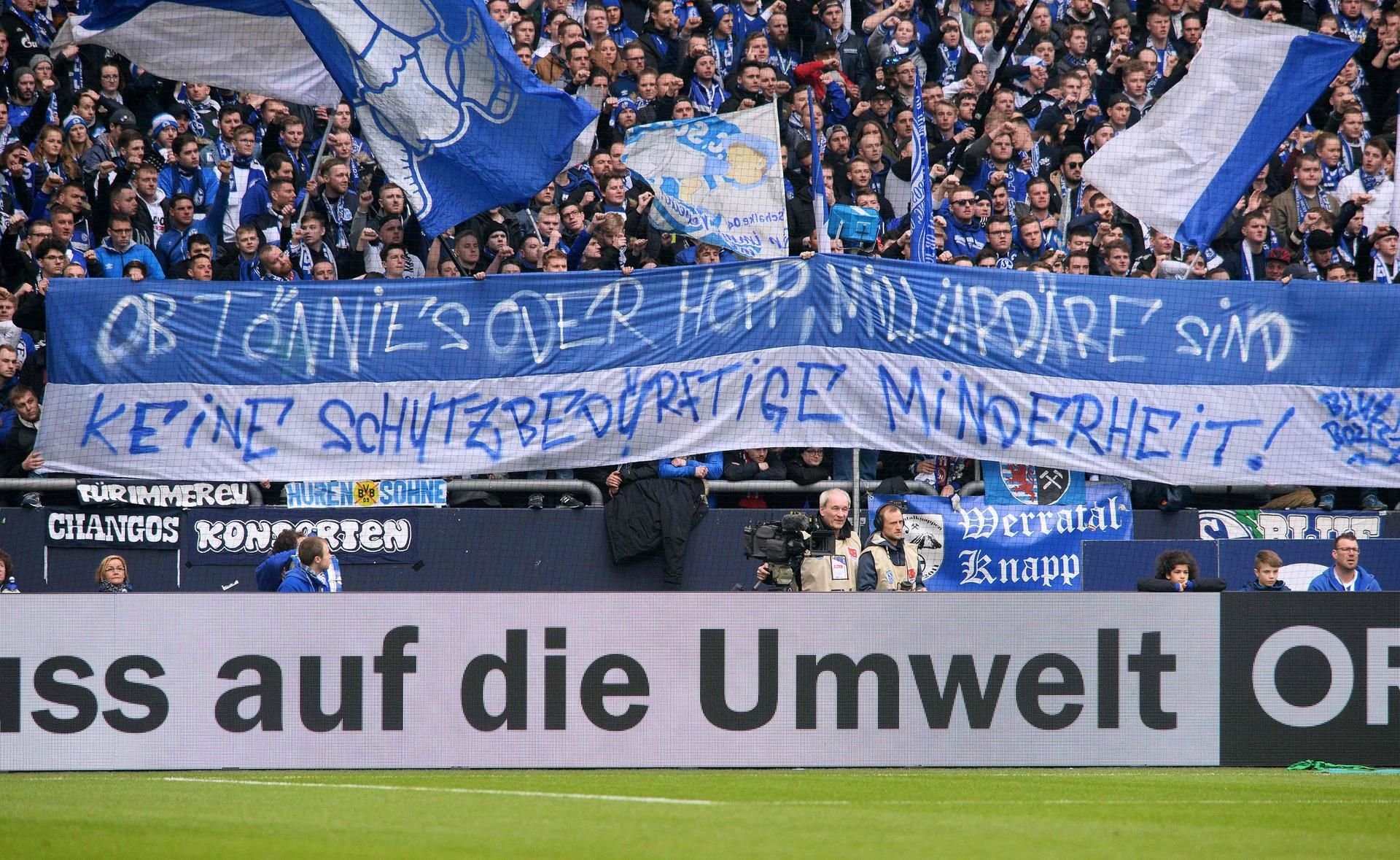 „Ob Tönnies oder Hopp, Milliardäre sind keine schutzbedürftige Minderheit!“, hieß es auf Spruchbändern der Schalker Fans.
