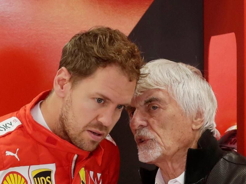 Bernie Ecclestone (r) hat beim Wechsel von Sebastian Vettel zum künftigen Aston-Martin-Team nachgeholfen. Foto: Silvia Izquierdo/AP/dpa
