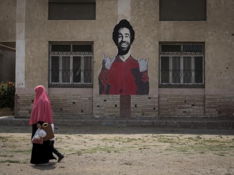 Ein Graffiti des ägyptischen Stürmerstars Mohamed Salah ziert das Jugendzentrum in Nagrig. Foto: Gehad Hamdy