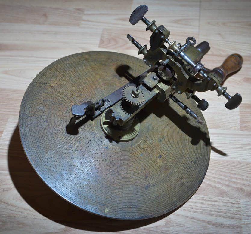 Der ganze Stolz des Uhren-Liebhabers Hans-Joachim Buhle ist diese Schneidemaschine für Uhrenräder aus dem Jahr 1818, die heute noch funktioniert. Sie soll als Leihgabe ins Uhrenmuseum kommen.