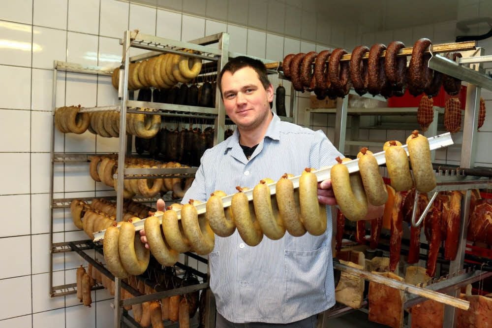 Christian Stutzer wollte schon immer Fleischer werden, jetzt hat er seinen eigenen Betrieb in Belleben.