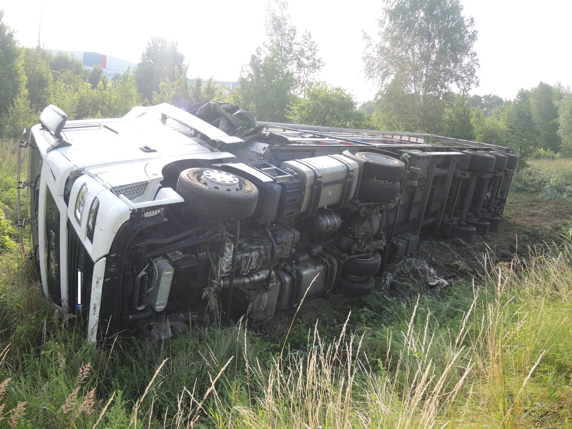 Weil der Fahrer in Sekundenschlaf fiel, ist ein Sattelzug auf der A14 bei Gröbers umgekippt.