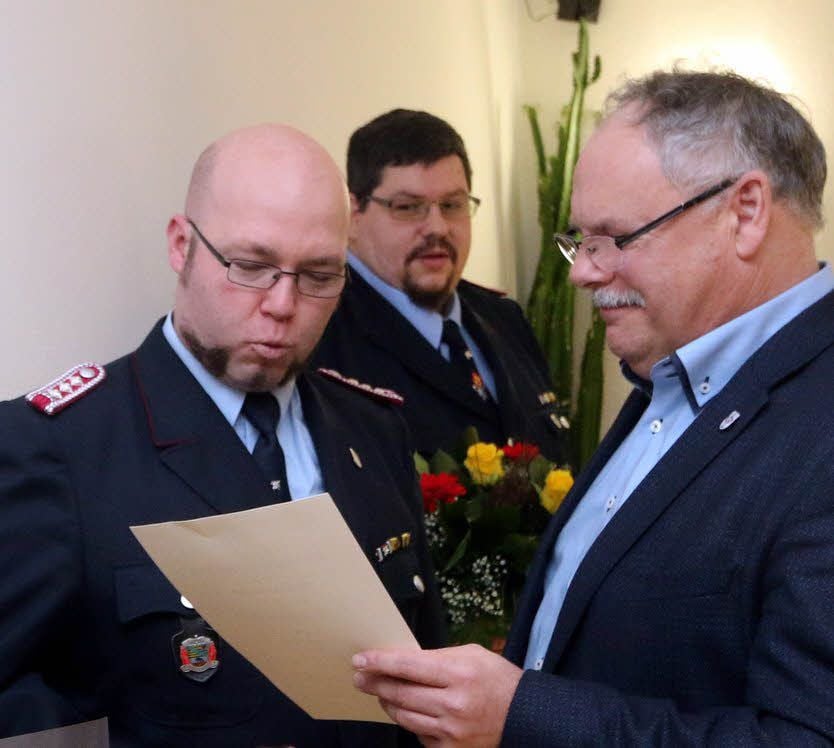 Christian Grosch (links) wurde zum Brandmeister befördert, Steffen Mehr zum Löschmeister. Bürgermeister Klaus-Rüdiger Neubauer gratulierte.