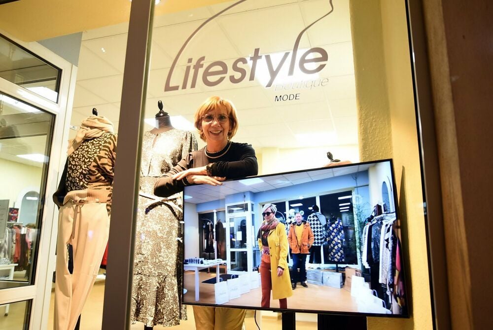 Die neue Kollektion der Köthener Boutique Lifestyle präsentiert Inhaberin Ursula Weninger ihren Kunden per Film im Schaufenster. Sie können ein Video zum Beitrag sehen! Laden Sie die App „MZ virtuell“ auf Ihr Smartphone. Öffnen Sie die App und scannen Sie das Foto mit dem „MZ virtuell“-Logo. Das Video startet dann automatisch.
