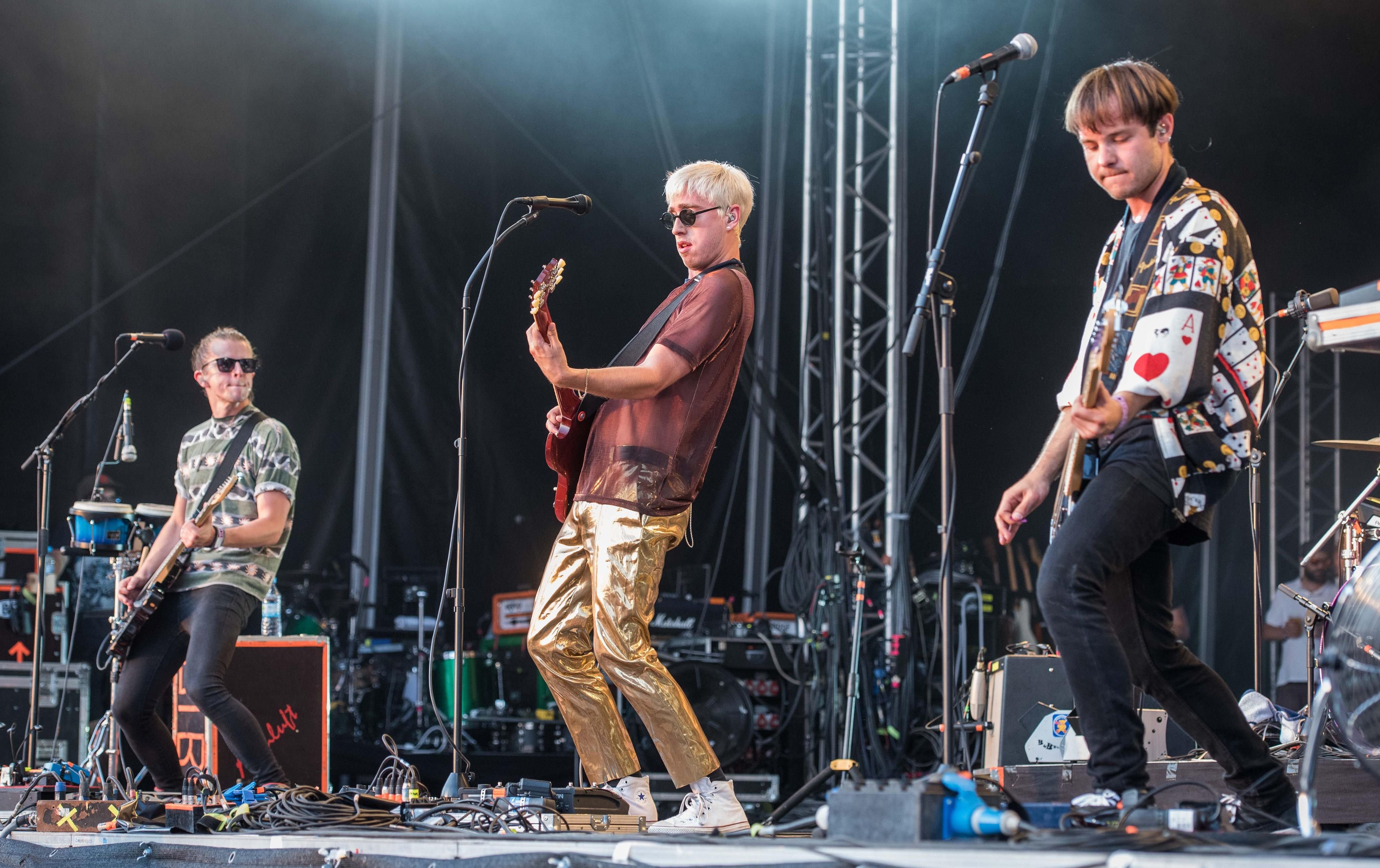 Die österreichische Band Bilderbuch steht 2015 in Gräfenhainichen während des Melt-Festivals auf der Bühne.