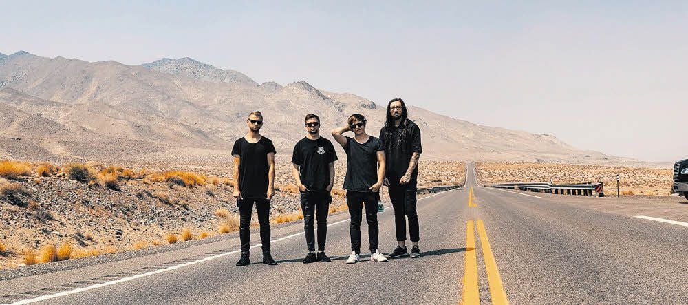 Drummer Nico Vaeen, Bassmann Norbert Rose, Gitarrist und Sänger Christoph Wieczorek und Shouter Dave Grunewald (v.l.n.r.) auf einem Highway in der Wüste von Nevada.