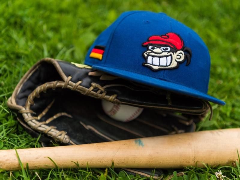 Eine Cap der Hamburger Stealers liegt auf einem Baseballschläger und einem Baseballhandschuh samt Baseball. Foto: Christophe Gateau/Archiv