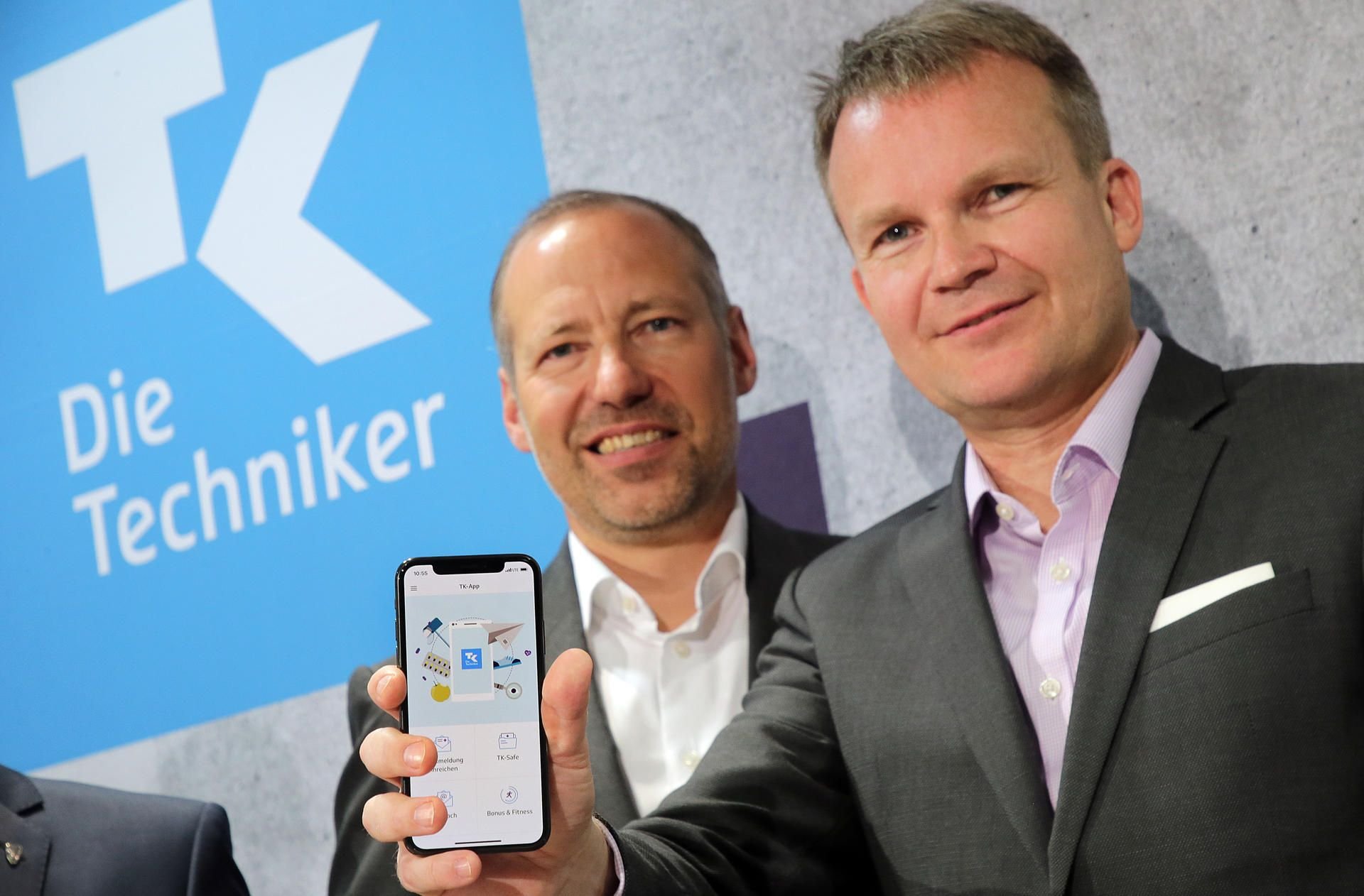 Jens Baas (r), Vorsitzender des Vorstands der Techniker Krankenkasse und Matthias Hartmann, Geschäftsführer IBM Deutschland, präsentieren eine App zum Start einer ersten „Elektronischen Gesundheitsakte“.