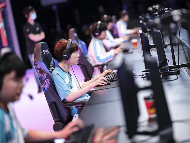 Titelfavorit Damwon Gaming ist in der League-of-Legends-Weltmeisterschaft einen Schritt weiter gekommen. Foto: Riot Games/dpa