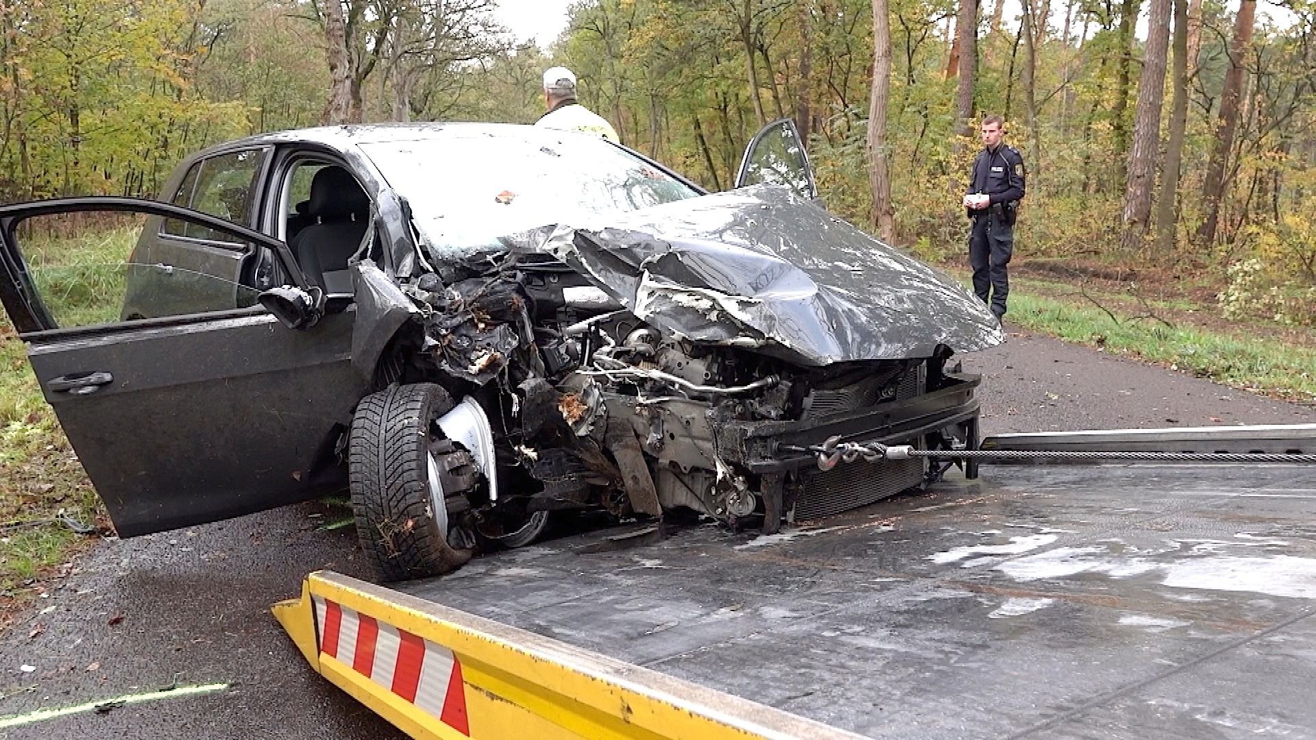 Unfall auf L1101 bei Letzlingen: Der Fahrer des VW Golf und seine Beifahrerin wurden schwerverletzt in ein Krankenhaus gebracht.