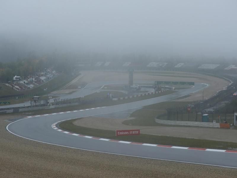 Der erste Trainingstag auf der Nürburgring-Strecke wurde wegen des starken Regens abgesagt. Foto: Ronald Wittek/Pool EPA/AP/dpa