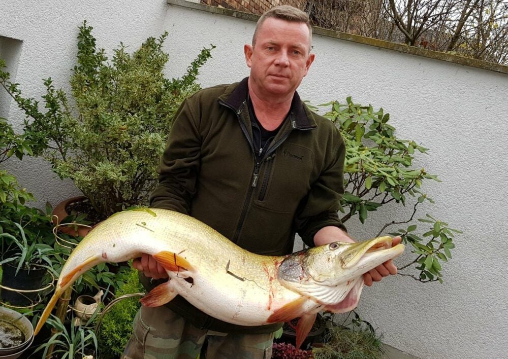 Der Allstedter Uwe Raap mit seinem Fang.