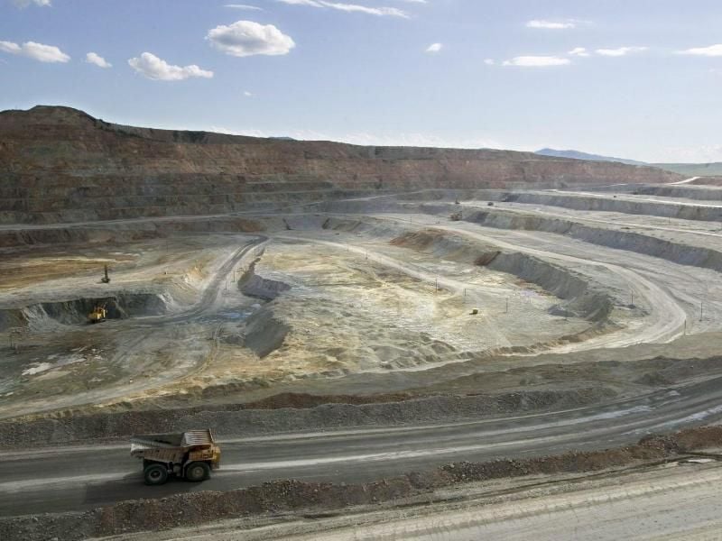 Großmuldenkipper transportieren im Tagebau der Kupfermine Erdenet in der Mongolei das Metall ab. Foto: Adrian Bradshaw/EPA