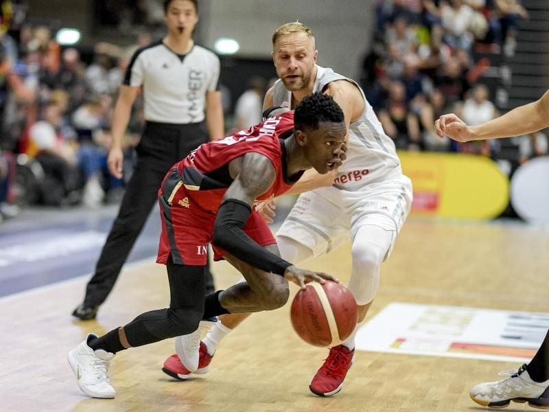 Die Basketballer um Dennis Schröder (l) wollen bei der WM möglichst überraschen. Foto: Axel Heimken