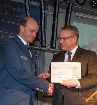 Landrat Götz Ulrich würdigt in seinem Grußwort die Jugendarbeit. An Marcel Nohr übergibt er dafür 200 Euro.