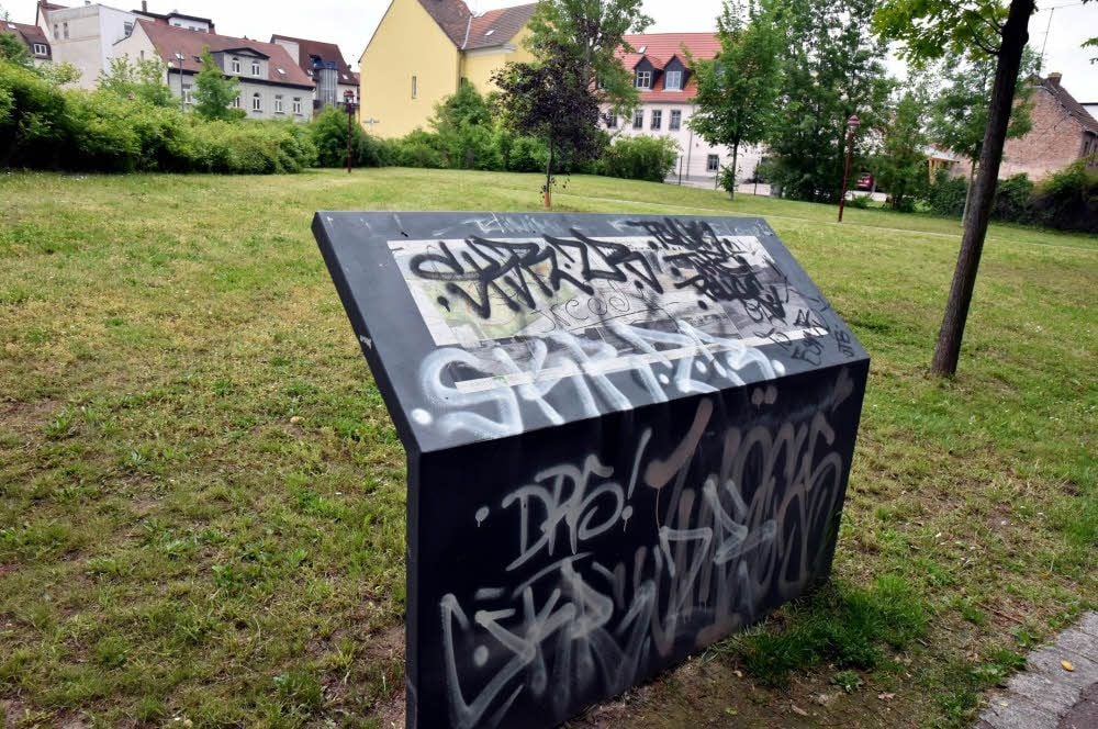 Die Infotafel am Stadtbalkon fiel Sprayern zum Opfer.