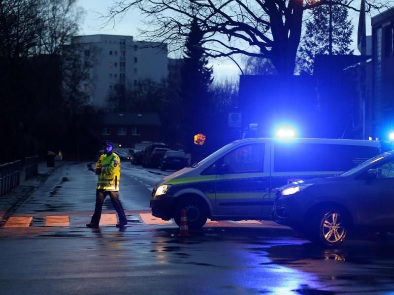Polizisten sperren eine Straße in einem Wohngebiet. Foto: Bodo Marks
