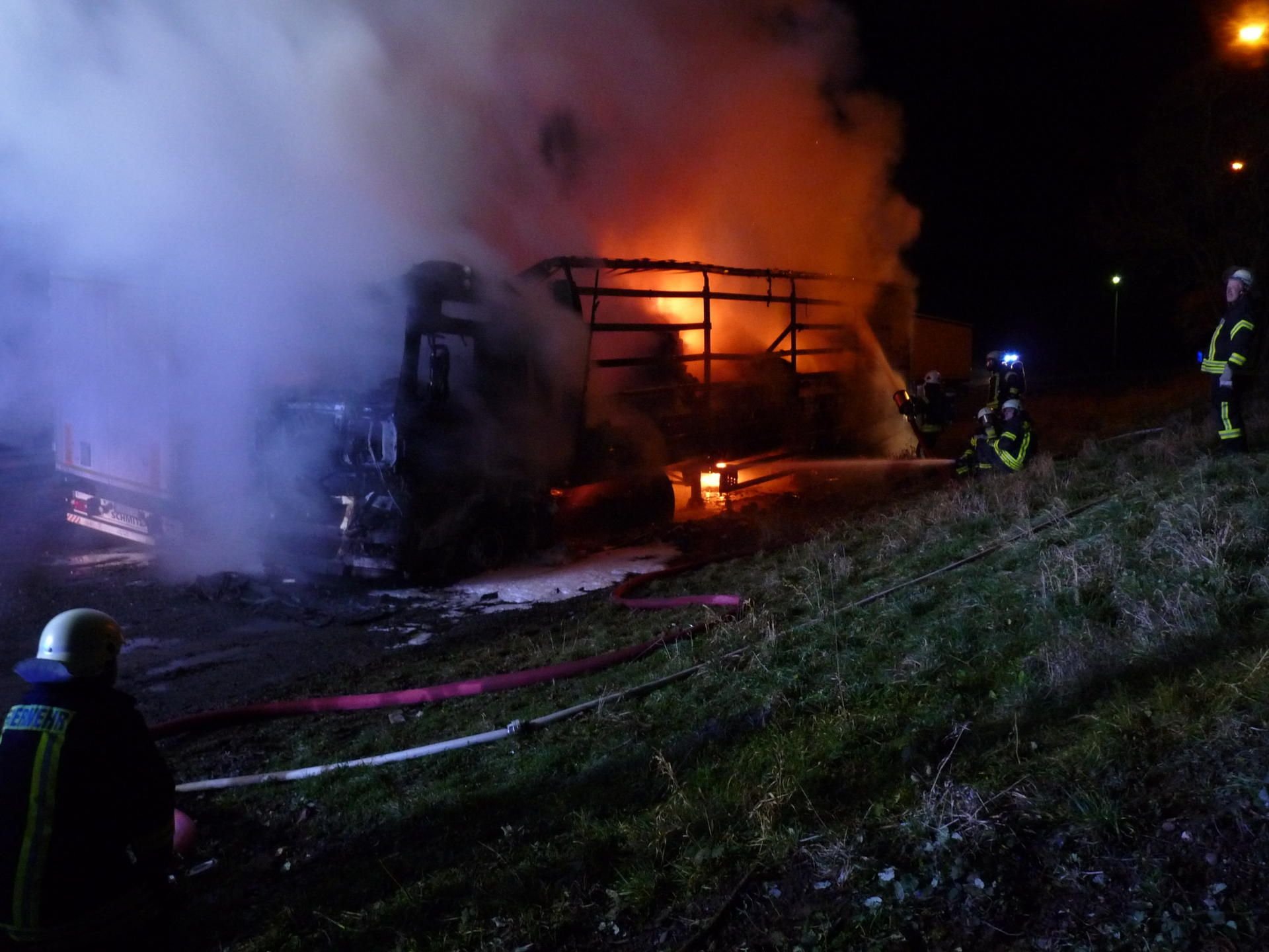 In der Nacht zu Sonntag stand in Kelbra ein Lkw in Flammen.