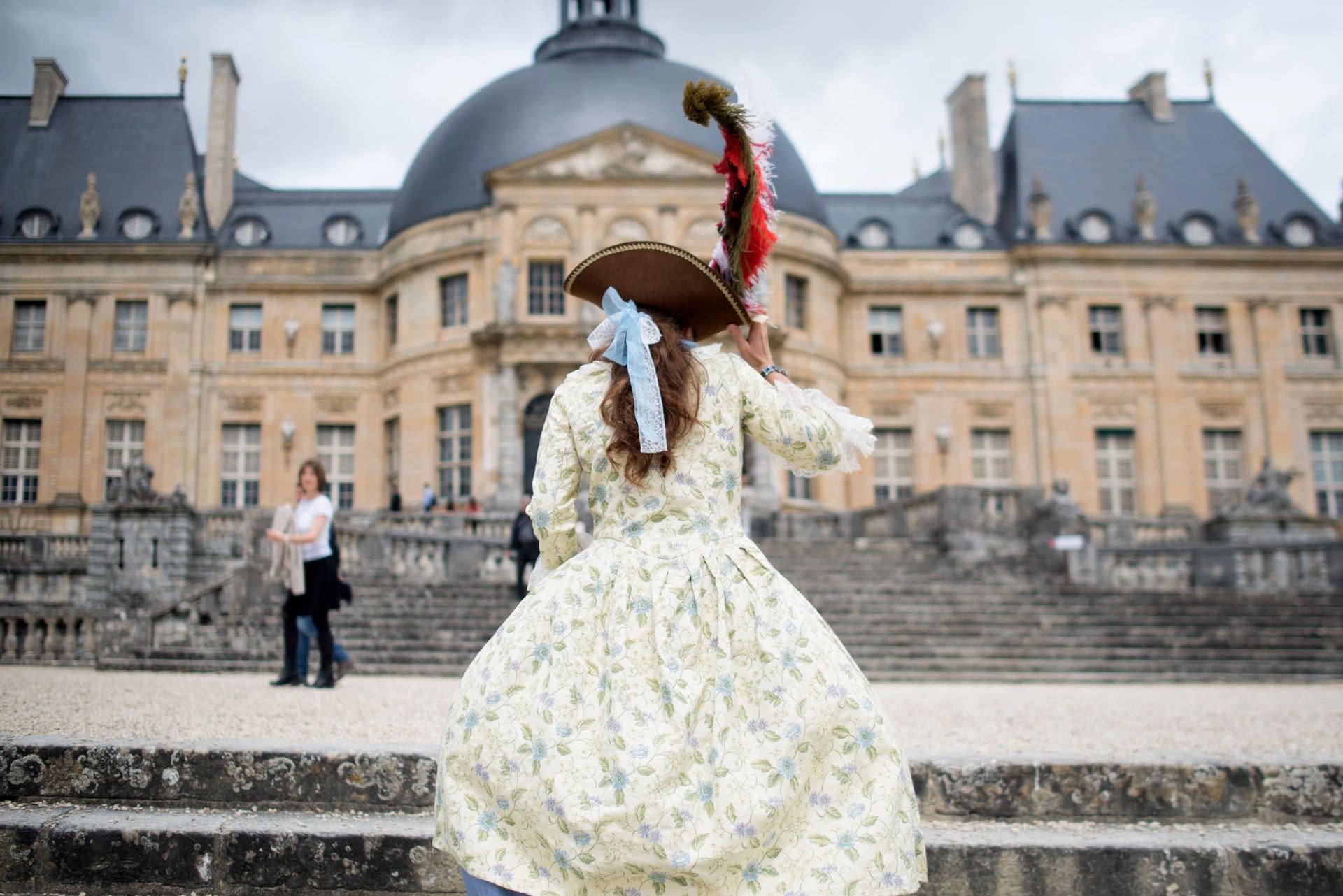 Eine Frau in einem Kostüm besucht das Schloss Vaux-Le-Vicomte in Maincy. (Symbolbild)
