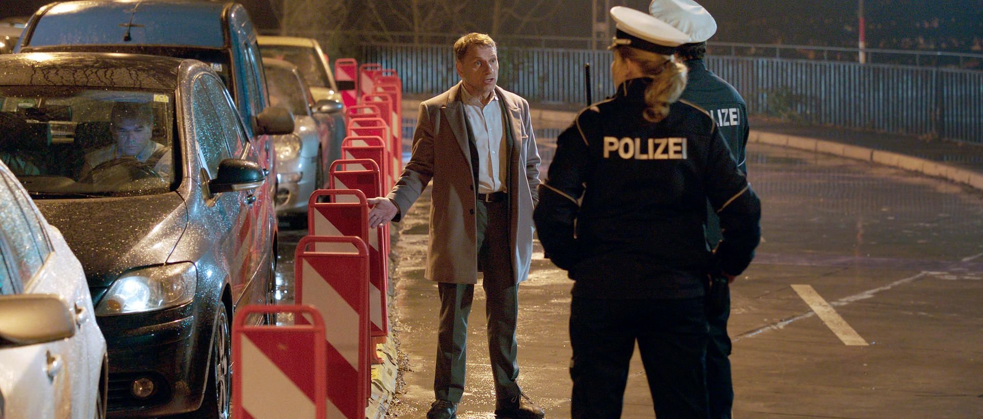 Kommissar Thorsten Lannert (Richy Müller) braucht für die Ermittlung im Stau die Unterstützung der Schutzpolizei.