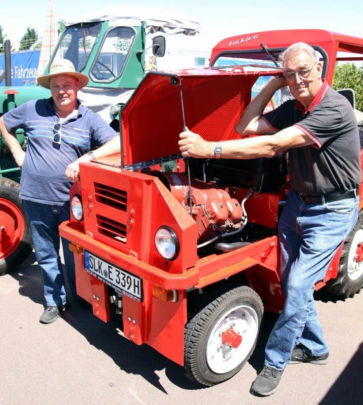 Lutz Valdeig (li.) und Wolfgang Hackelbusch aus Peißen präsentieren diese historische Zugmaschine vom Typ DFZ 632/1.