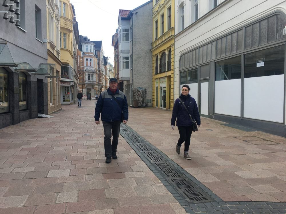 Holger Broszat und Cynthia Freund auf Kontrollgang durch die Köthener Innenstadt