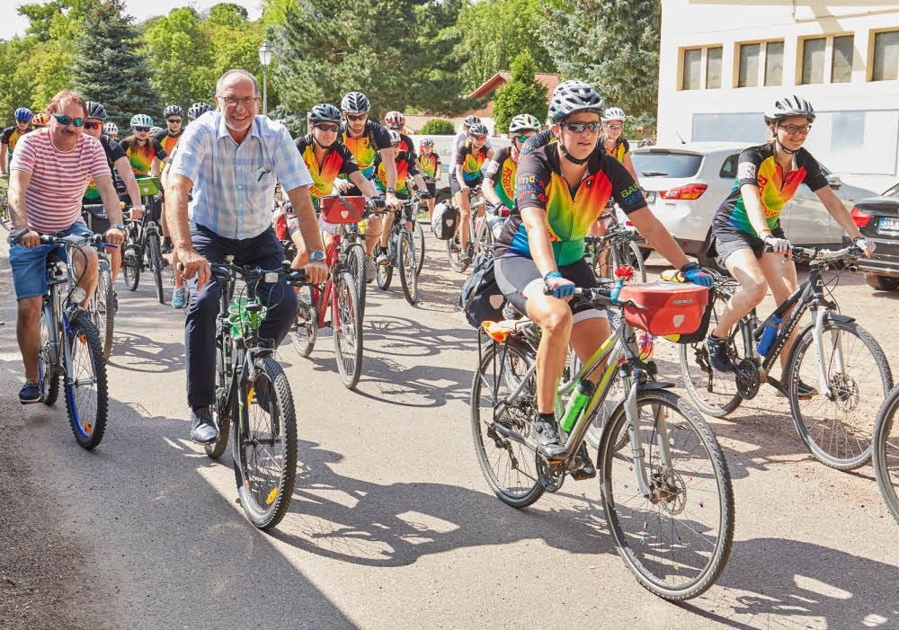 Roland Reichelt (von links) und Henry Schütze begleiteten die Regenbogenfahrer ein Stück auf ihrem Weg nach Süden.