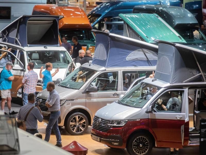 Besucher schauen sich den neuen Volkswagen California 6.1 auf dem Caravan Salon 2019 an. Foto: Rolf Vennenbernd/dpa