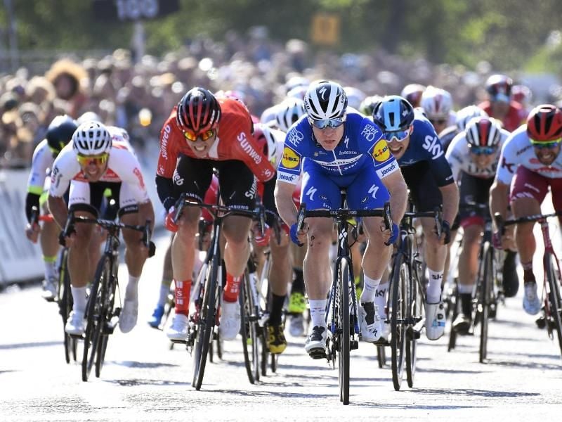 Nur Fabio Jakobsen (M) war beim 107. Scheldeprijs schneller als Max Walscheid (rotes Trikot). Foto: Yorick Jansens/BELGA
