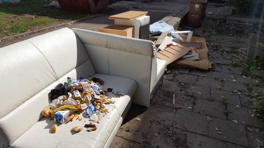 Sperr- und Hausmüll sind auf der Schlosserstraße ein allgegenwärtiges Bild. Die Anwohner haben einen Verdacht, wer daran Schuld hat.