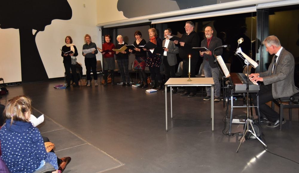 Der Regionalchor der Evangelischen Kirchenregion Saale-Unstrut-Finne unter Leitung von Regionalkantor Gerhard Schieferstein gestaltet den Gottesdienst in der Arche Nebra in Kleinwangen musikalisch. Zu den Besuchern gehören auch etliche Familien mit Kindern.