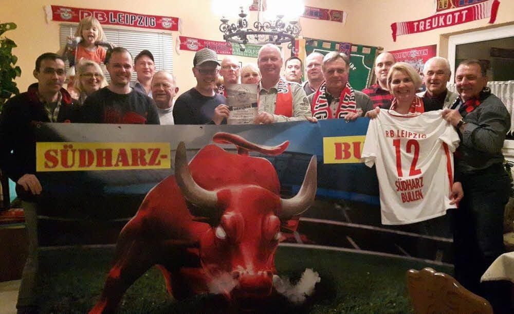 Die Mitglieder des RB-Fanclubs Südharz Bullen aus Roßla