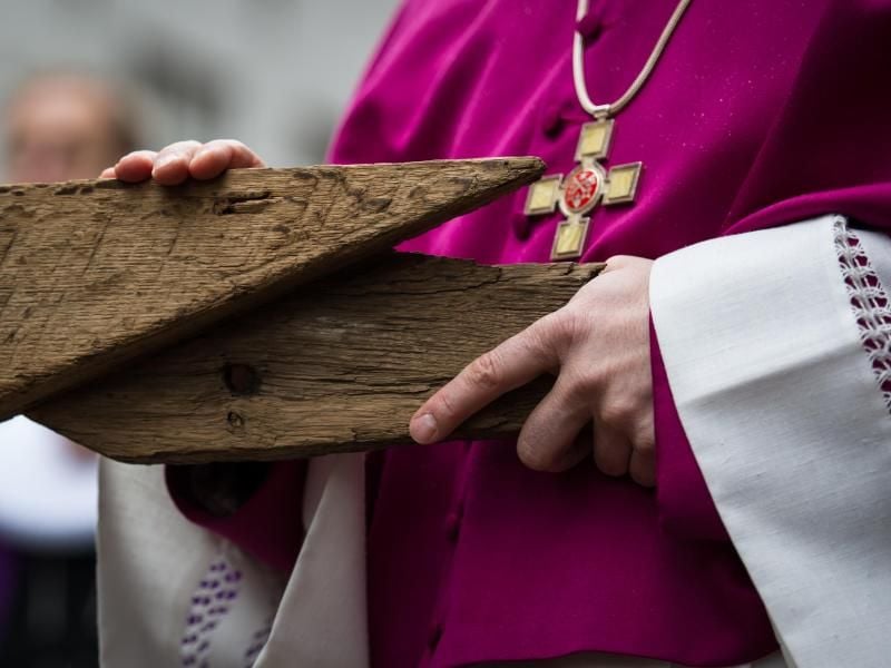 Ansgar Thim hält ein großes Kreuz. Foto: Maja Hitij/Archiv