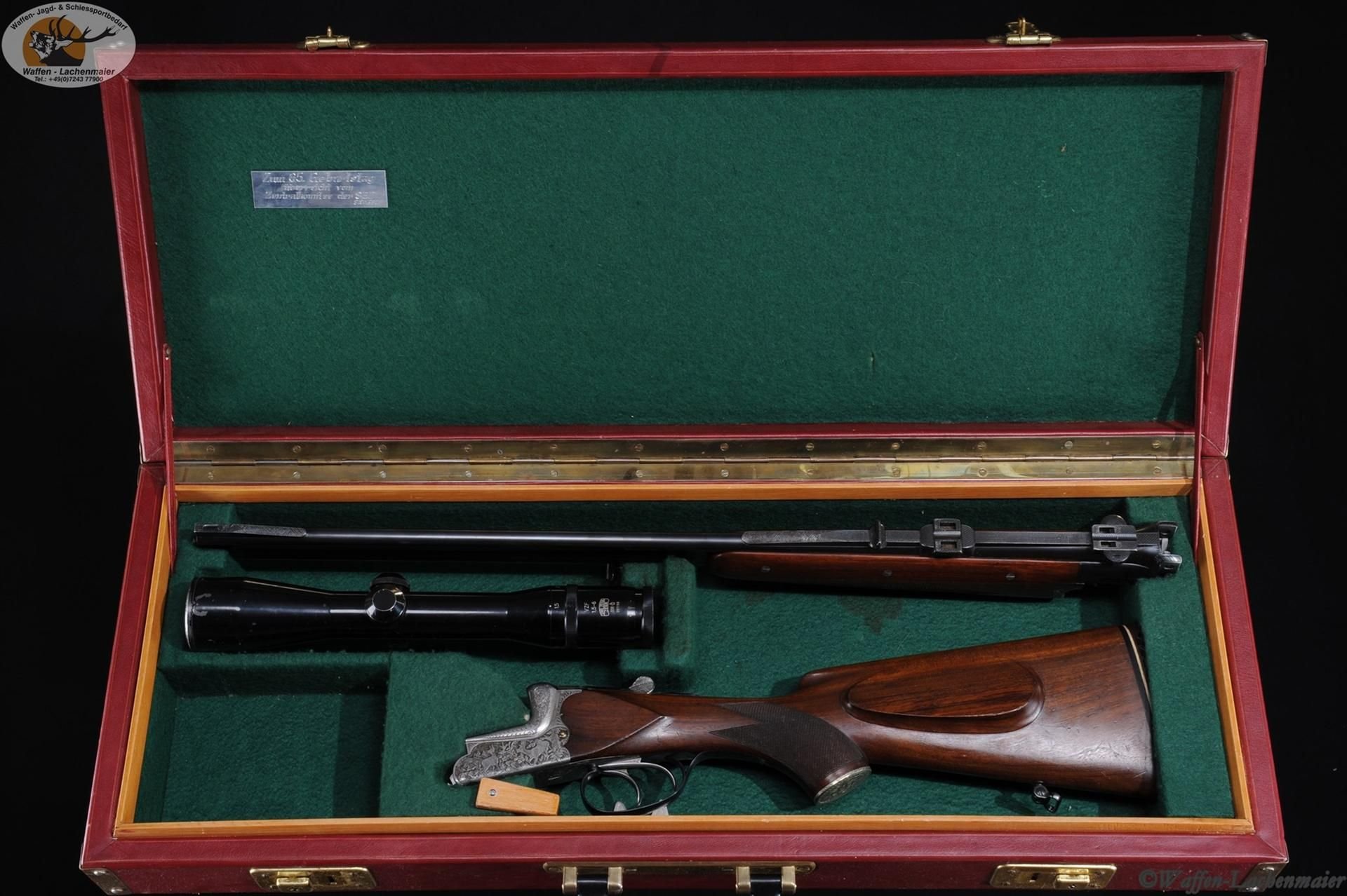 Die Waffe wird zerlegt in einem Koffer angeboten.