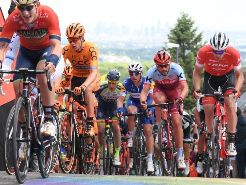Das Hauptfeld klettert beim Radklassiker Eschborn-Frankfurt den Mammolshainer Berg hoch. Foto: Arne Dedert