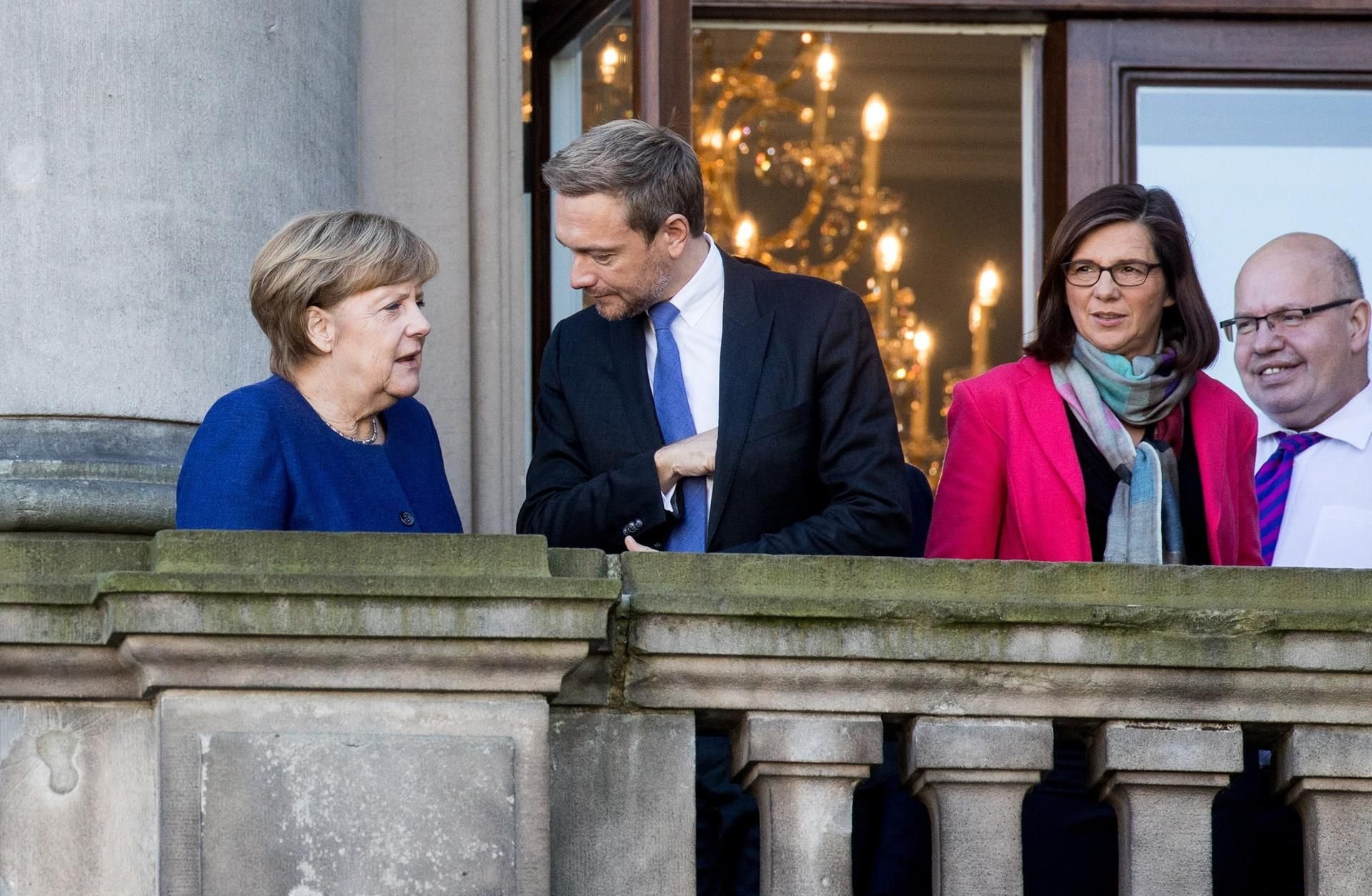 Eine Verhandlungspause bei den Sondierungsverhandlungen zwischen CDU, CSU, FDP und Bündnis90/Die Grünen Ende Oktober: Bundeskanzlerin Angela Merkel (CDU), mit dem FDP Bundesvorsitzenden Christian Lindner neben Katrin Göring-Eckardt, Fraktionsvorsitzende der Grünen im Bundestag und Kanzleramtsminister Peter Altmaier (CDU).