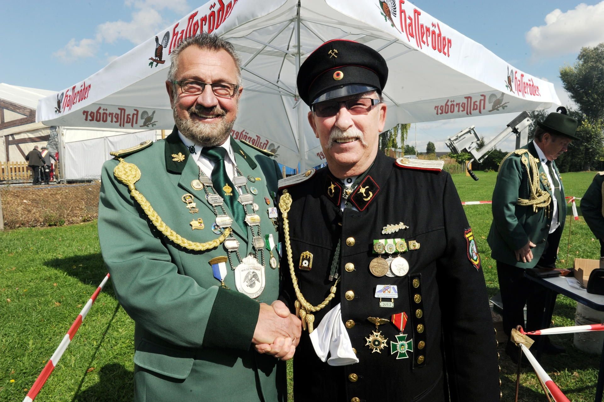 Der neue Schützenkönig Winfrid Henneke (rechts in Bild) mit dem Schützenkönig des vergangenen Jahres Michael Litschko.