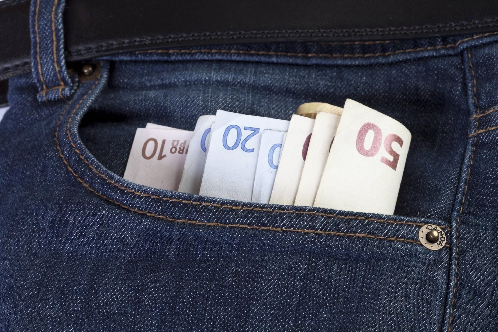 Geldscheine stecken in der Hosentasche einer Jeans. Wie hoch ist der Durchschnittsverdienst in Sachsen-Anhalt?