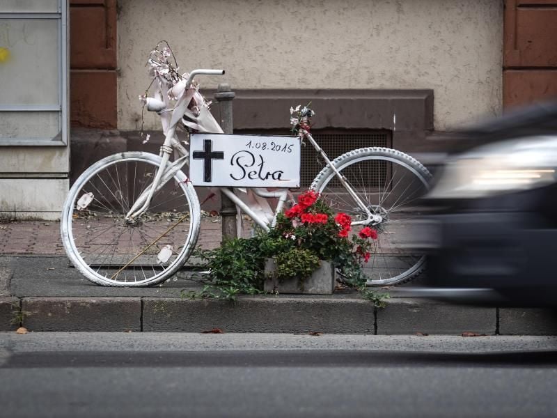 Weiß gestrichenes Fahrrad mit einem Schild mit der Aufschrift „Petra 1.08.2015” in Frankfurt. Foto: Frank Rumpenhorst/dpa/Archivbild