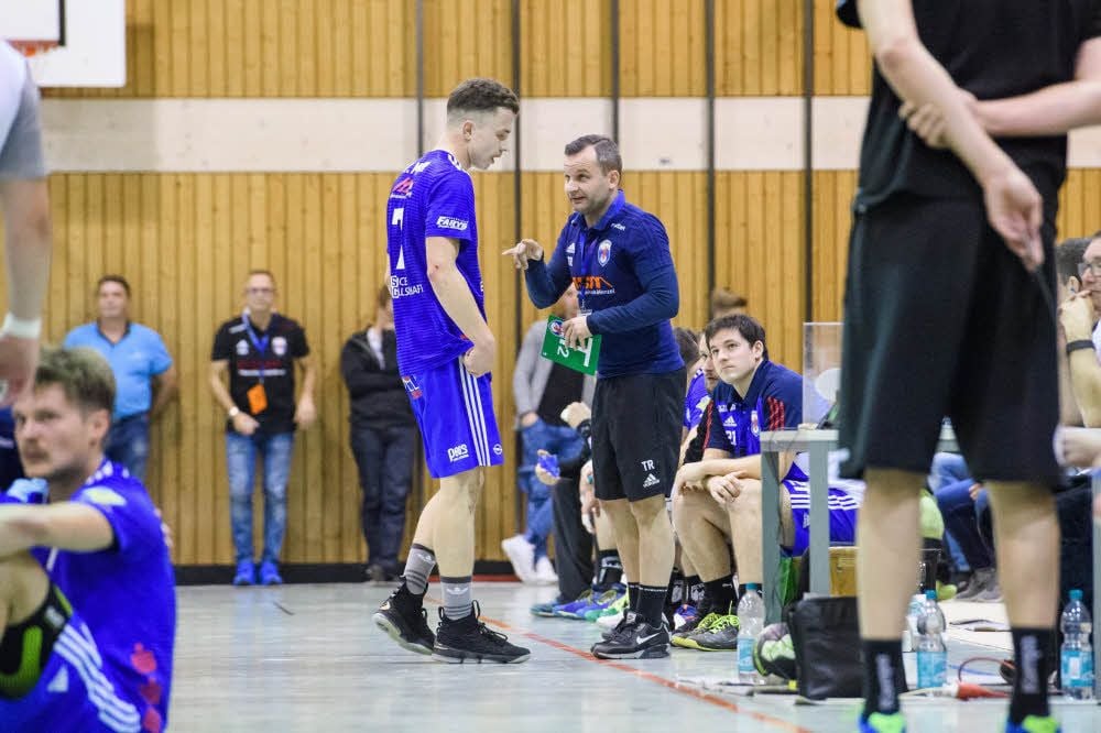 Stephan Meyer (l.), der hier Anweisungen von Coach Steffen Baumgart erhält, erzielte neun Tore.