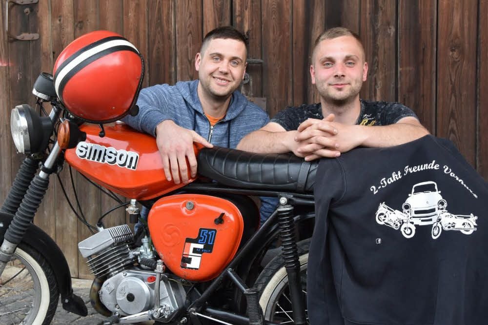 Patrick und Benjamin Schmidt (v. r.) vor einem Moped aus Suhl.