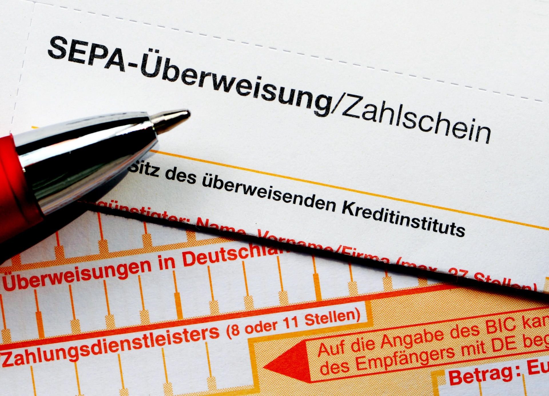Vordrucke für SEPA-Überweisungen. Bei der Wettbewerbszentrale gehen unvermindert Beschwerden über Probleme mit der internationalen Kontonummer IBAN ein.