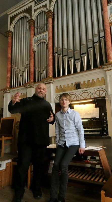 Das Konzert „Die singende Orgel in der Passionszeit“ gestalteten in der Jessener Kirche Sankt Nikolai der Bariton Urmas Pevgonen (links) und der Organist Gleb Bubnow.
