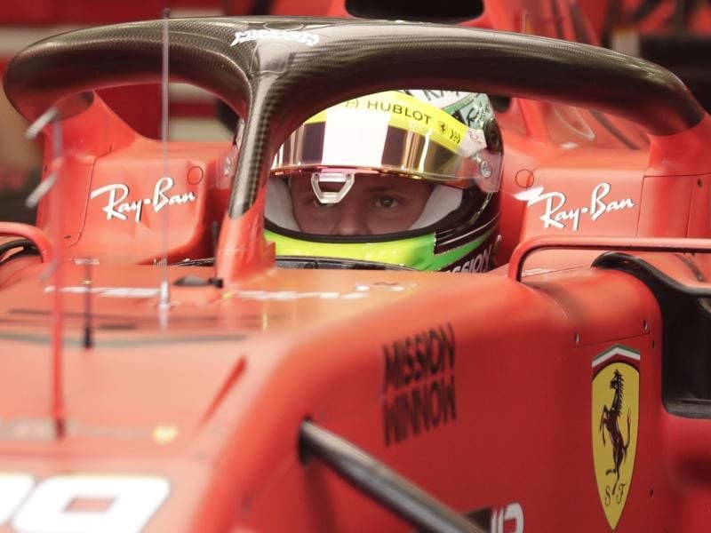 Mick Schumacher fährt in Bahrain die ersten Kilometer in einem Ferrari der Formel 1. Foto: Hassan Ammar/AP/dpa