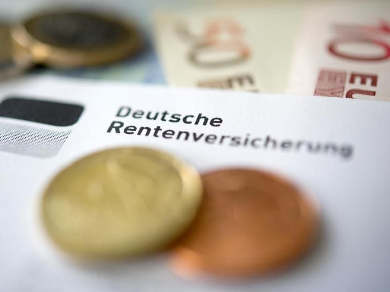 Wegen der Corona-Krise könnten Rentenerhöhungen künftig geringer ausfallen. Foto: Marijan Murat/dpa/dpa-tmn