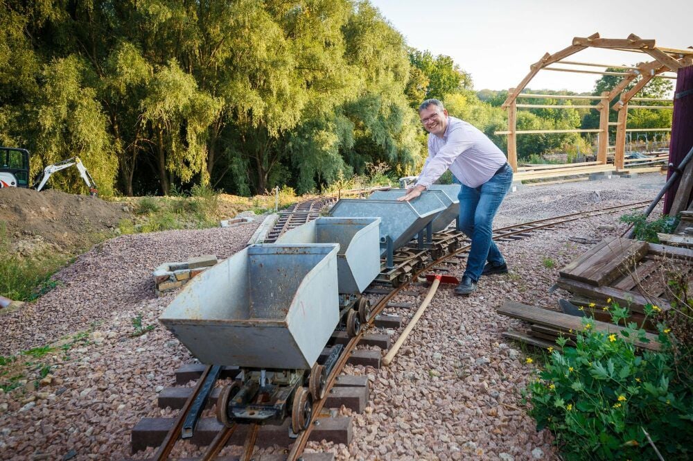 Noch schiebt Hjalmar Loh die Loren über die Gleise. Bald soll eine Eisenbahn durch das Areal fahren.