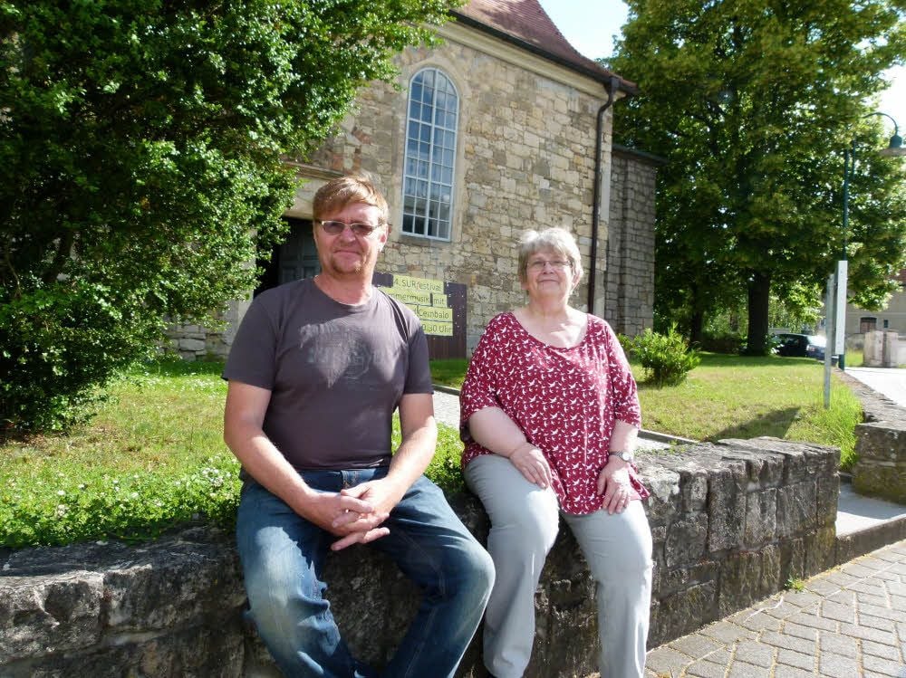 Der barocke Kanzelaltar der Markröhlitzer Kirche. Birgitt Hofmann und Dirk Glotz vom Förderverein.