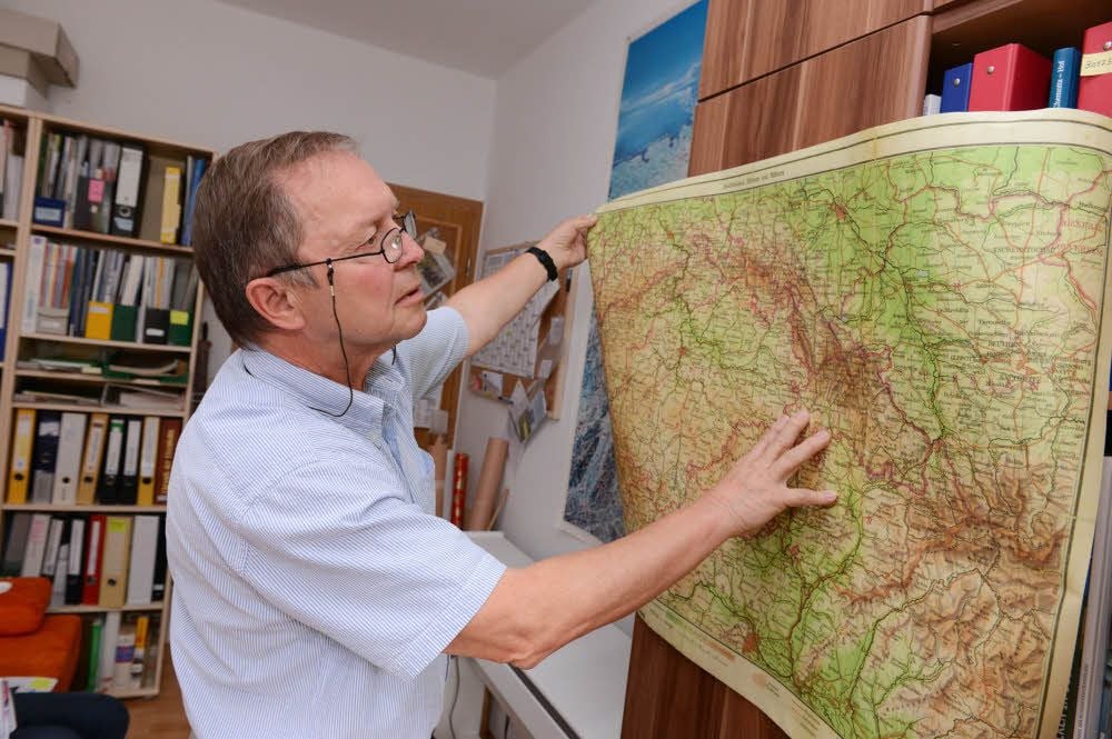 Im Internet existiert die Autobahn- und Straßengeschichte nur virtuell, in Helmut Schneiders Arbeitszimmer dagegen in weiten Teilen auch physisch in Form von zahlreichen Publikationen oder Sammlungen, zu denen ebenfalls historische Karten gehören.